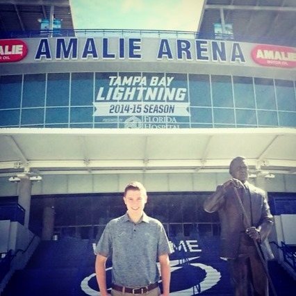 Étudiant devant l'arèna des Tampa Bay Lightning