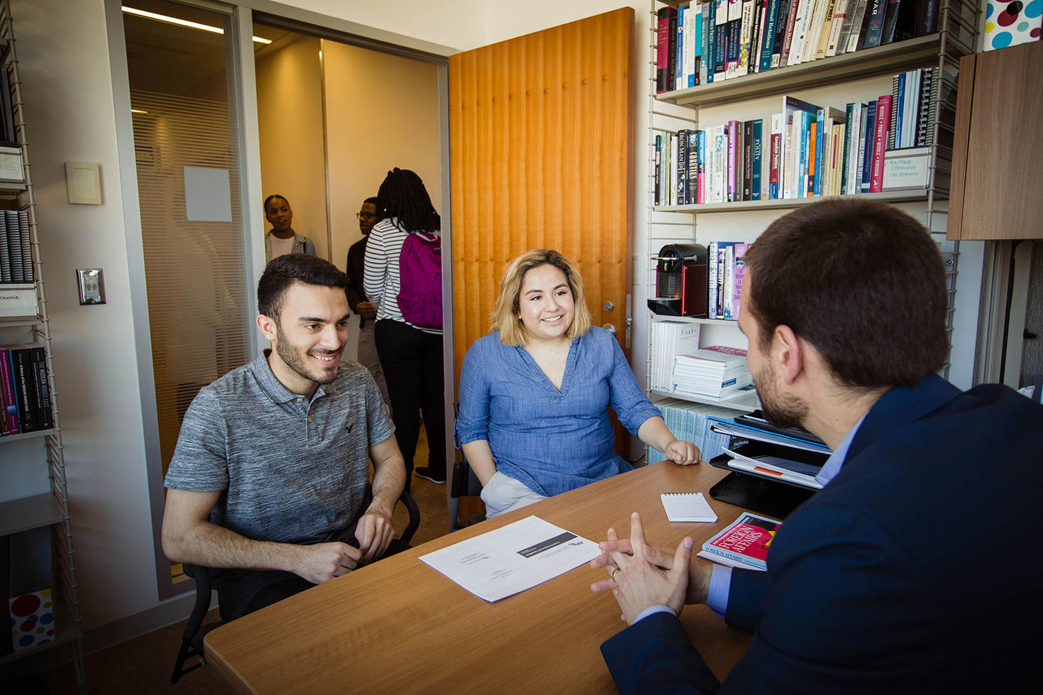 Des étudiants dans un bureau