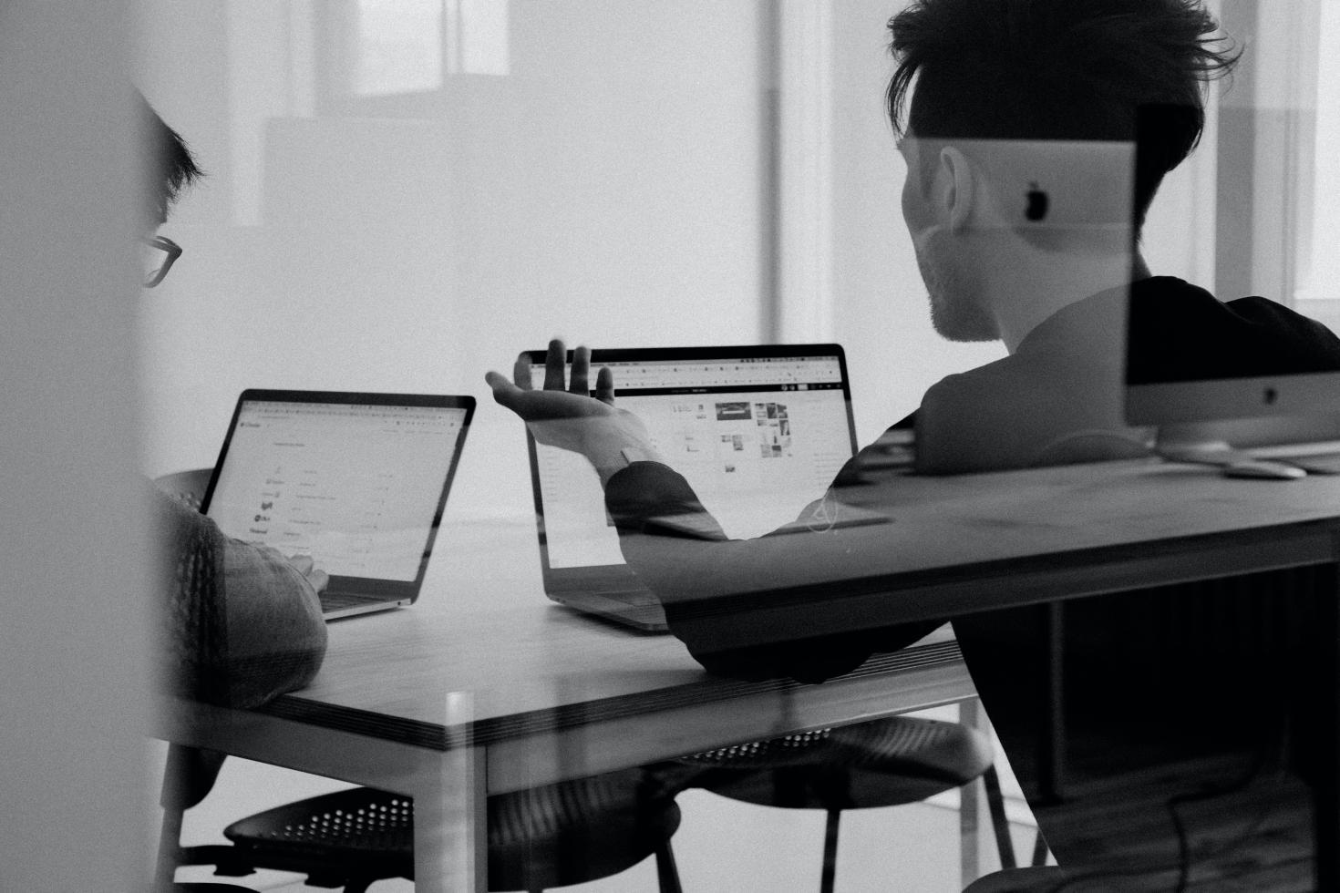 un étudiant qui travaille sur un ordinateur portable
