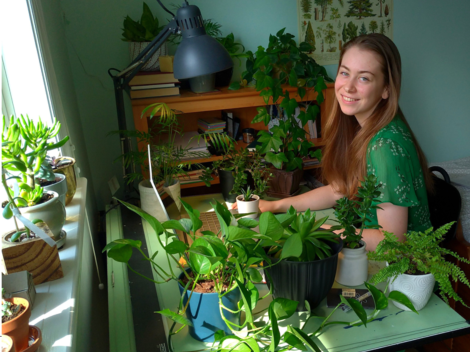 Un étudiant prend soin des plantes