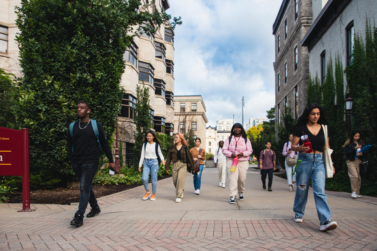 Étudiants passant le Pavillon Hamelin