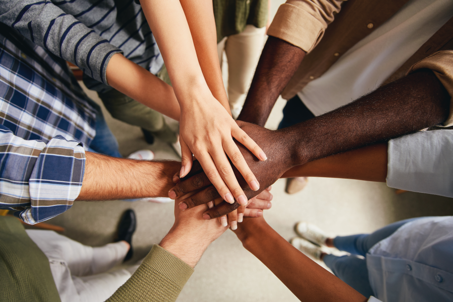 Des mains diverses symbolisant la communauté