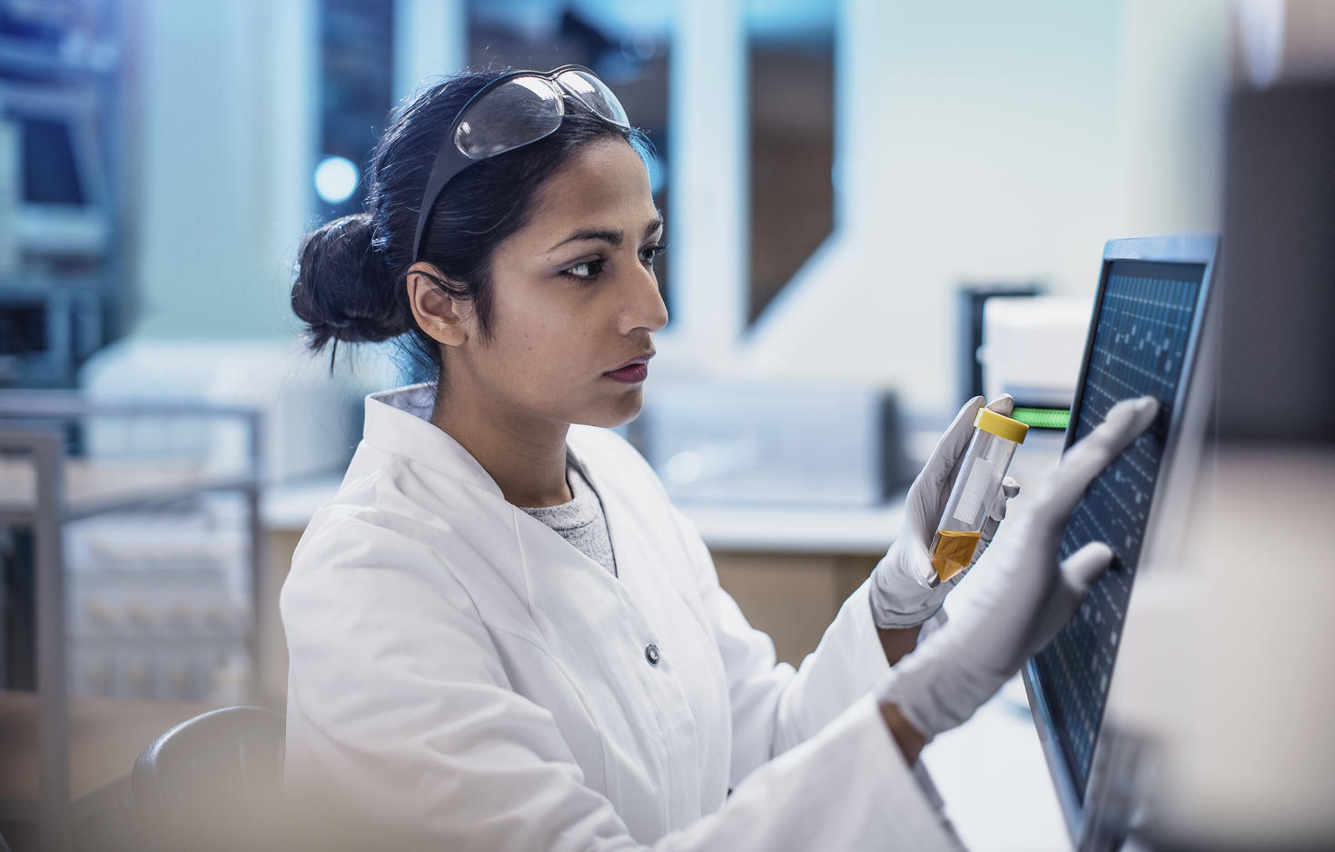 Portrait d'une femme scientifique qui utilise un équipement de laboratoire