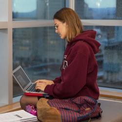 étudiant tapant sur son ordinateur portable 