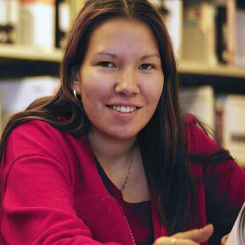 femme autochtone étudiant à la bibliothèque