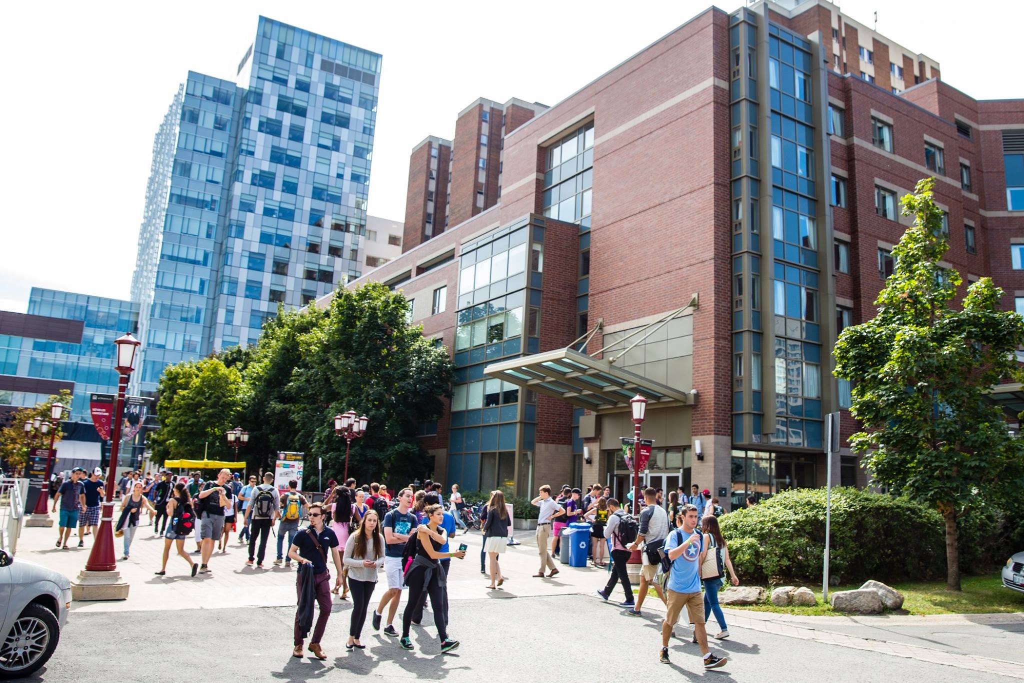 Étudiants qui marchent sur le campus