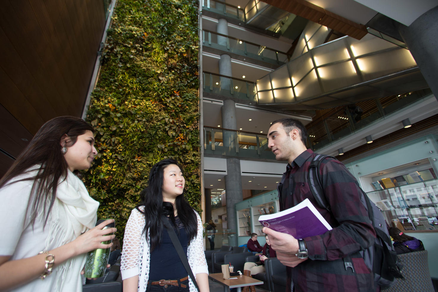Les étudiants parlent sur le campus