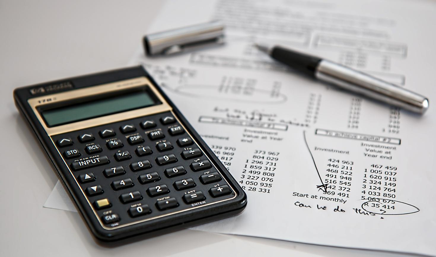 calculatrice, stylo et facture encerclée
