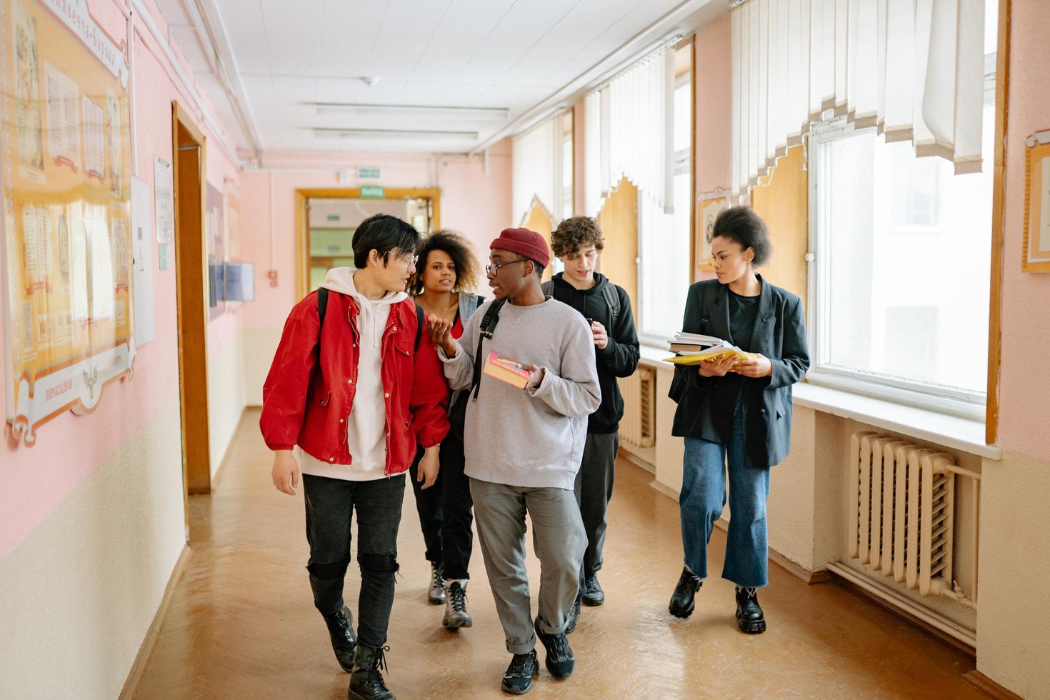 groupe d'étudiants dans le corridor