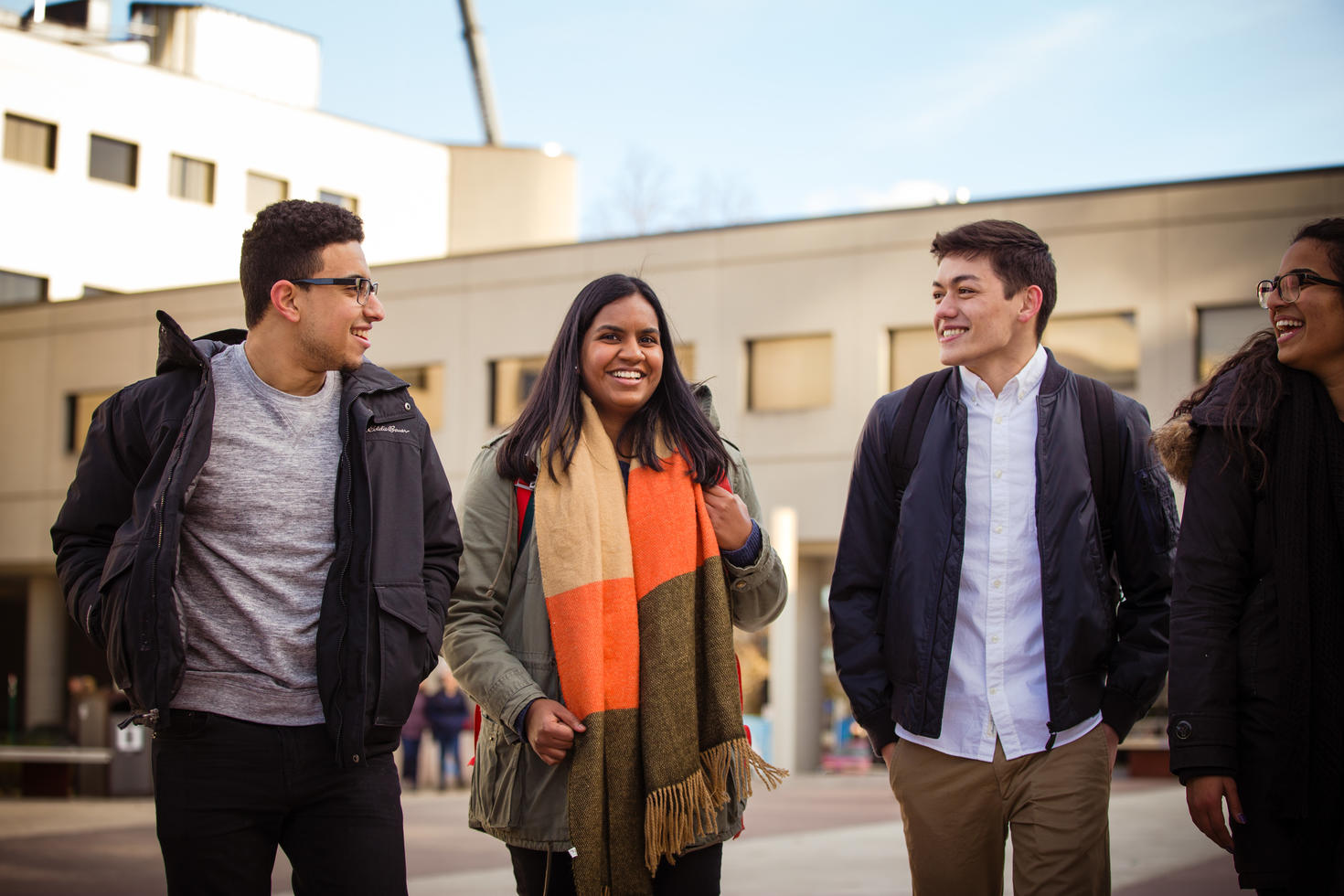 des étudiants qui sont des personnes de couleur, devant le centre universitaire.