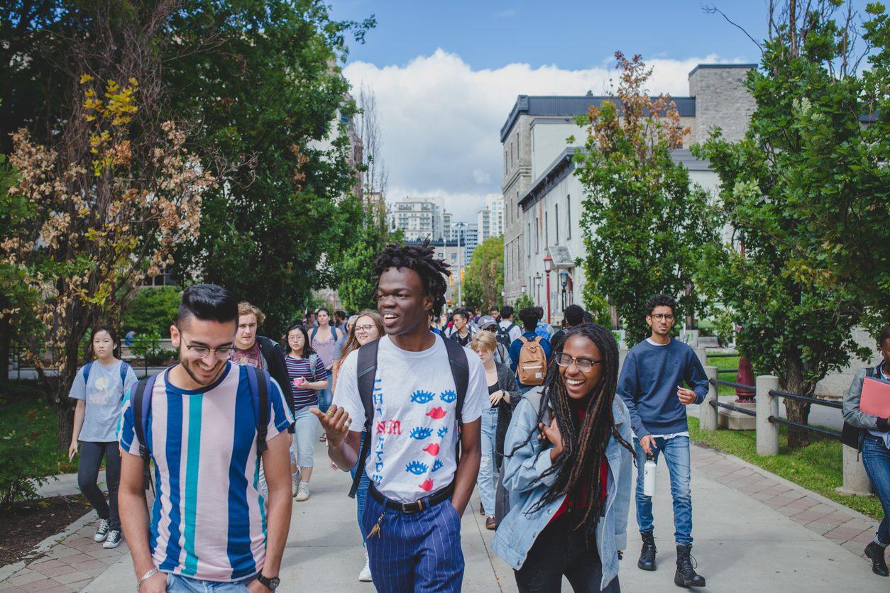 Étudiants marchant sur le campus