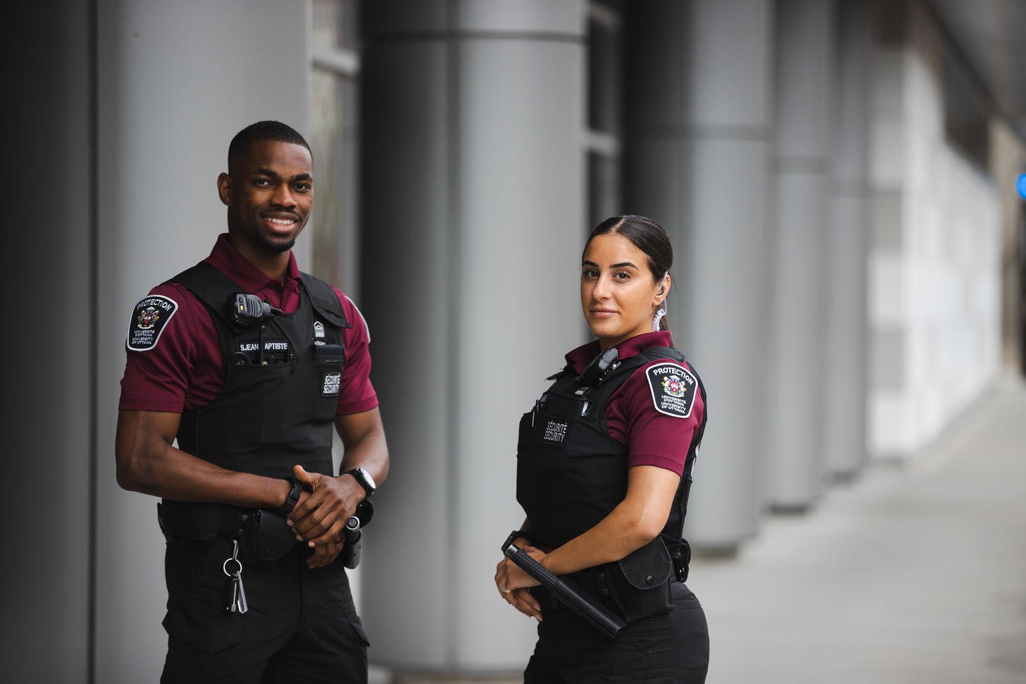Deux agents de protection en uniforme