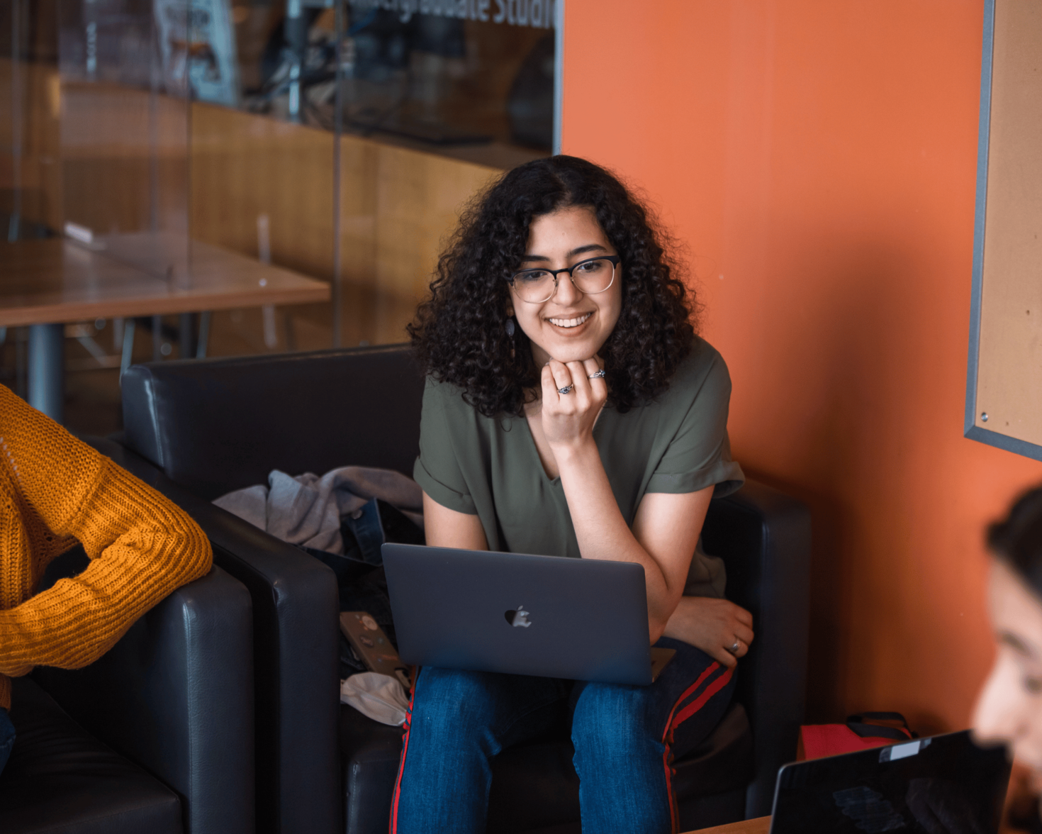 Une étudiante travaille sur les compétences entrepreneuriales