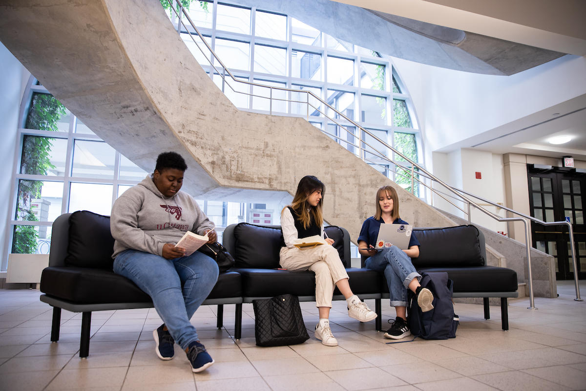 Étudiants dans le hall
