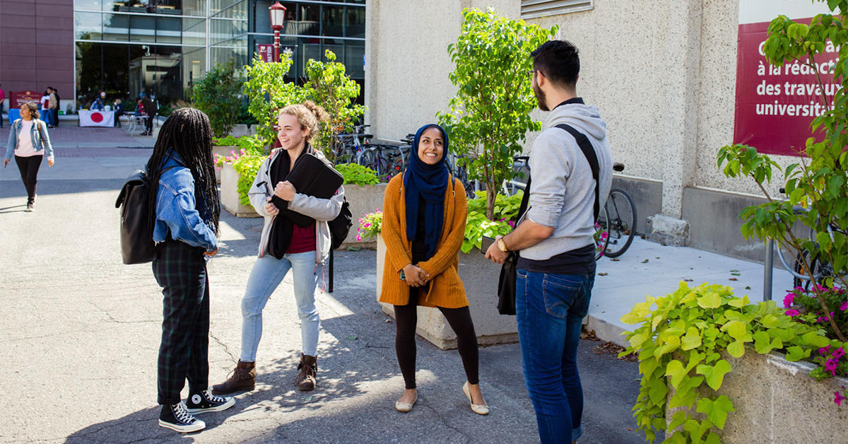 Groupe d'élèves ayant une conversation dehors