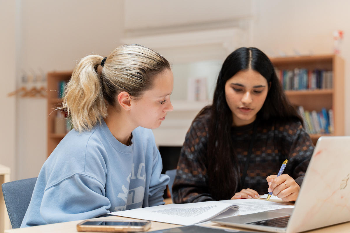 Student and mentor during writing appointment