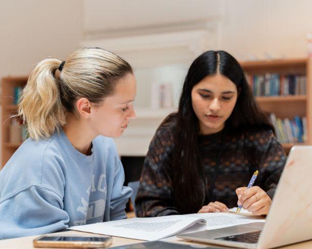 Student and mentor during writing appointment
