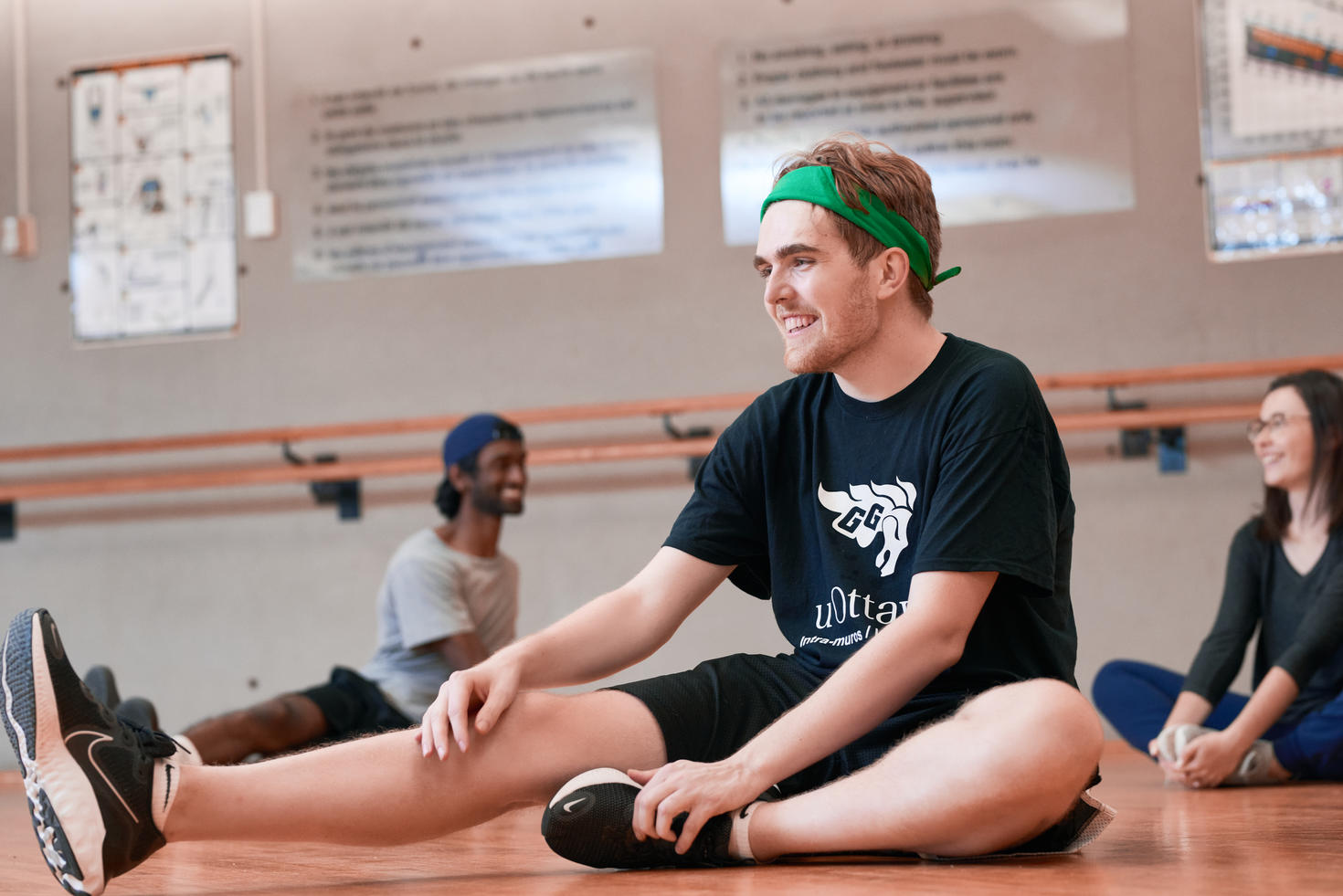 étudiant qui fait des étirements